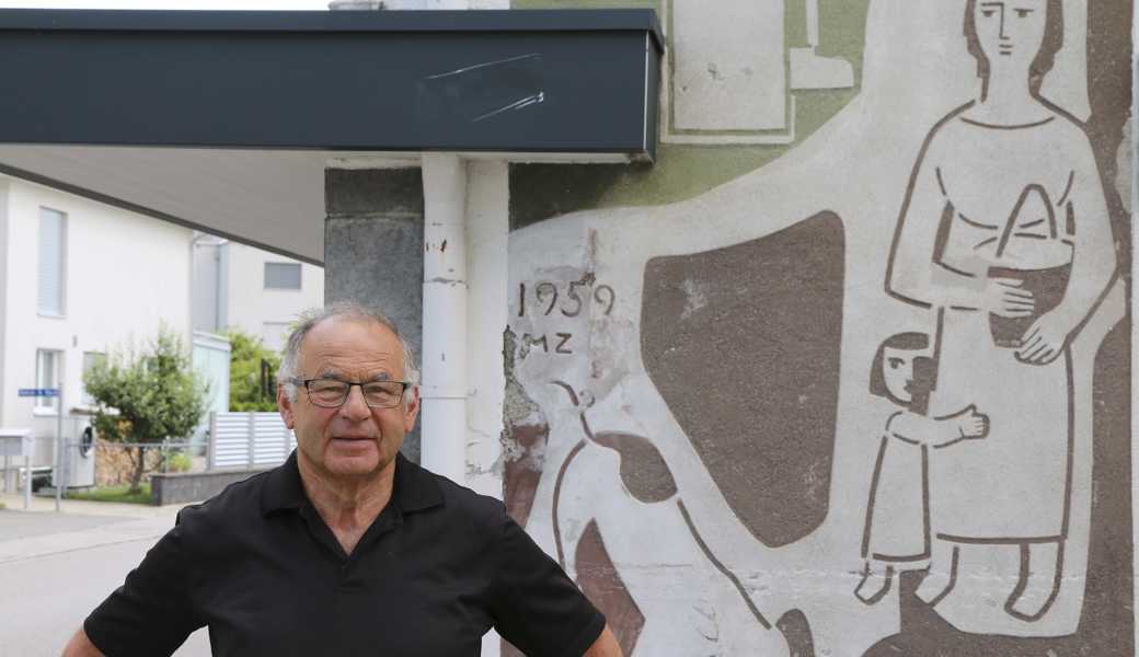 Roland Diethelm vor dem Fassadenbild, das vor 65 Jahren in Absprache zwischen Ernst Mösli und Mädy Zünd gestaltet wurde.  