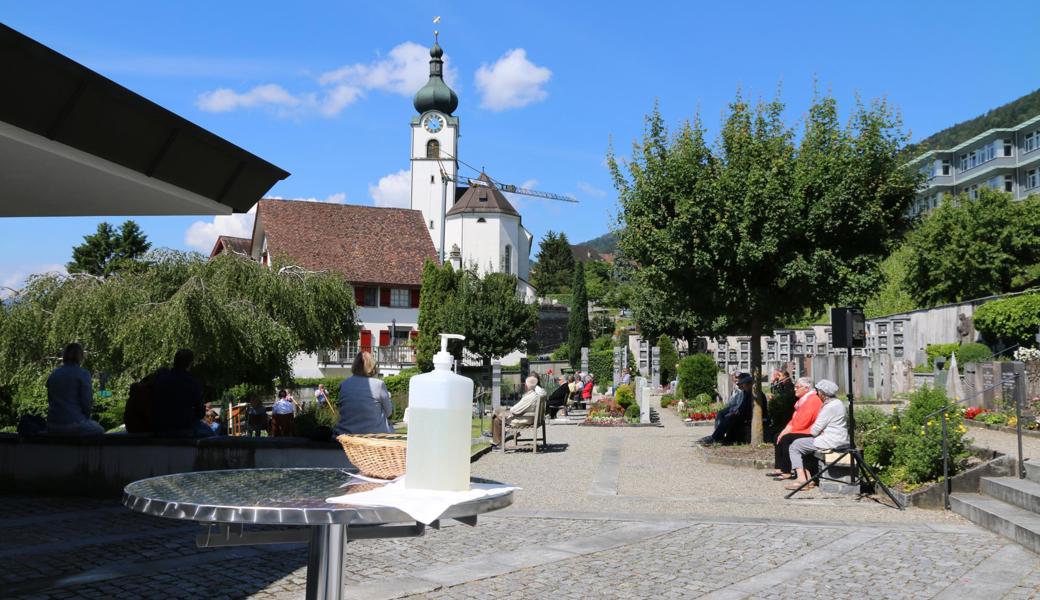 Evangelisch Balgach traf sich zum ersten Gottesdienst nach den Corona-Lockerungen auf dem Friedhof. 