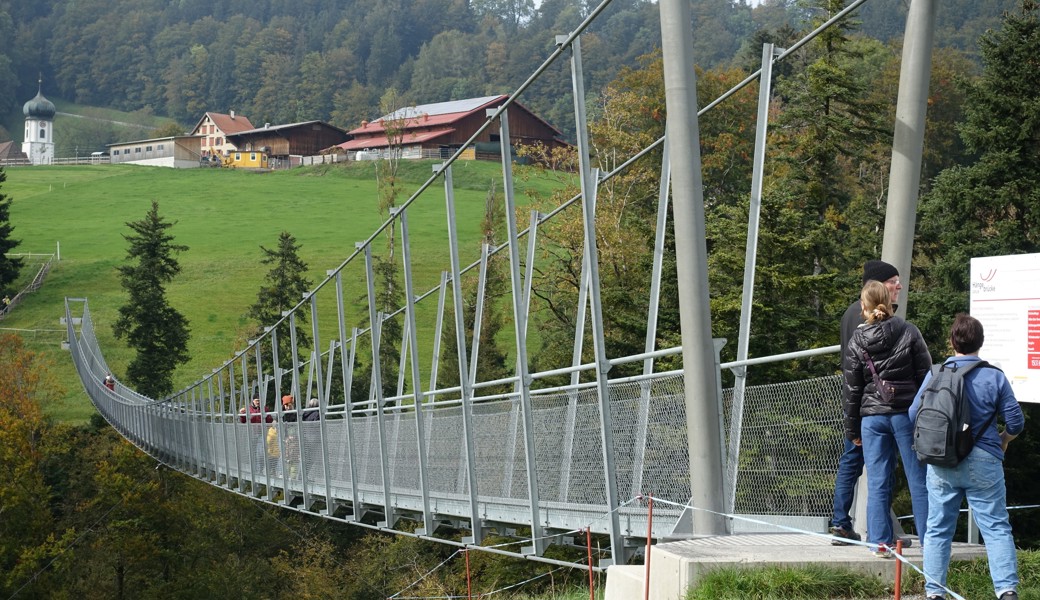 Tausende haben sich über den schmalen Steg gewagt