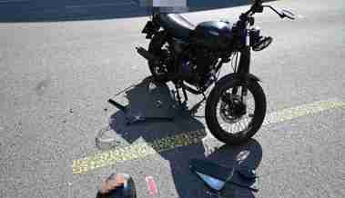 Motorrad und Auto prallen zusammen - hoher Sachschaden