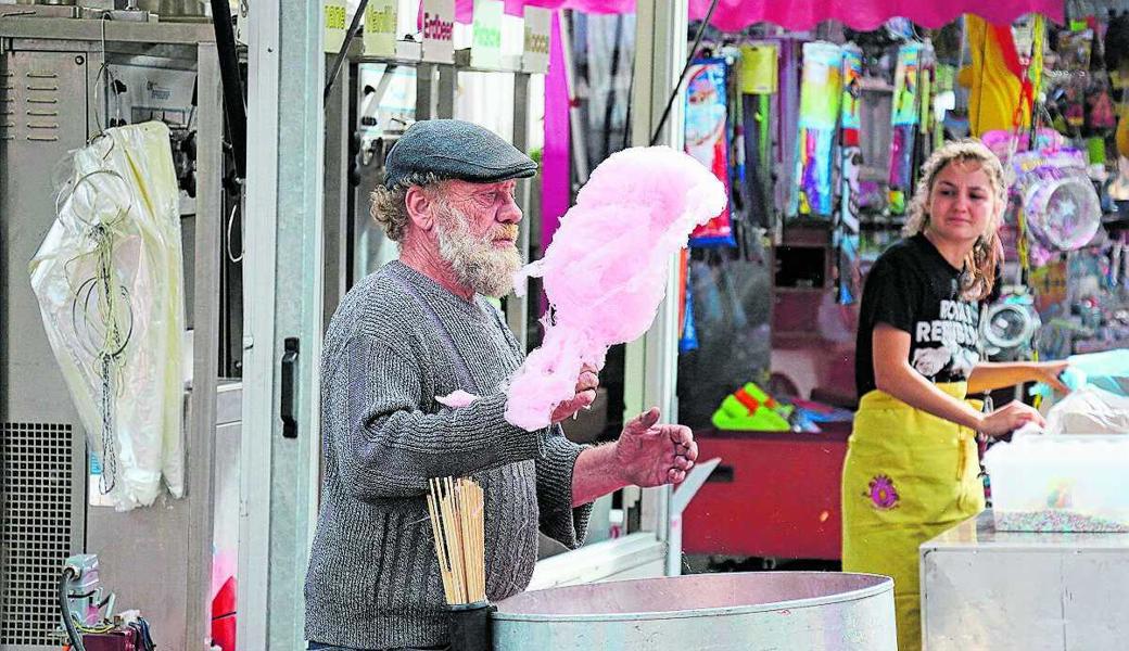 Der Zuckerwattenmann wartet auf die nächste Kundin.