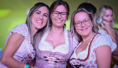 Ausverkauftes Oktoberfest in der Schöntalhalle – Partystimmung, Musik und Polonaise Ausverkauftes Oktoberfest in der Schöntalhalle – Partystimmung, Musik und Polonaise