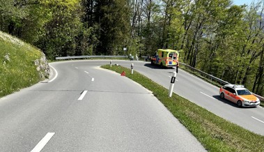 Töfflenkerin stürzt in einer Kurve und muss ins Spital gebracht werden