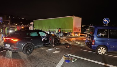 Unfall mit drei Fahrzeugen bei der Autobahnausfahrt: 46-jährige Frau verletzt