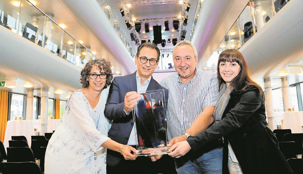 Sie freuen sich über den verdienten Innovationspreis 2018: Angi Nüesch, Vincenzo Ornamento, Nicola Robertis und Aline Schneider von der Gravag Erdgas AG (von links).