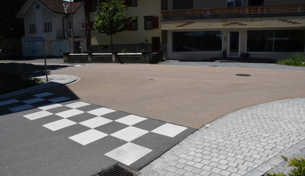 An der Ecke Widenstrasse und Kapellweg ist die ockerfarbige Schickt in den Asphalt eingearbeitet.