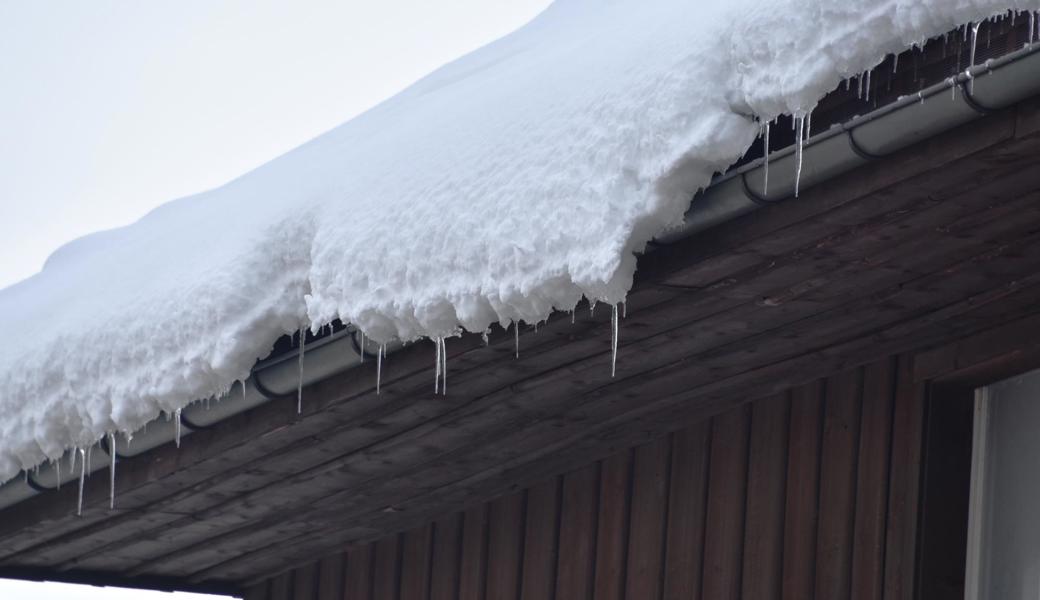 Das ist gefährlich, sehr sogar: Überhängende Schneemassen an einem Haus in Berneck.