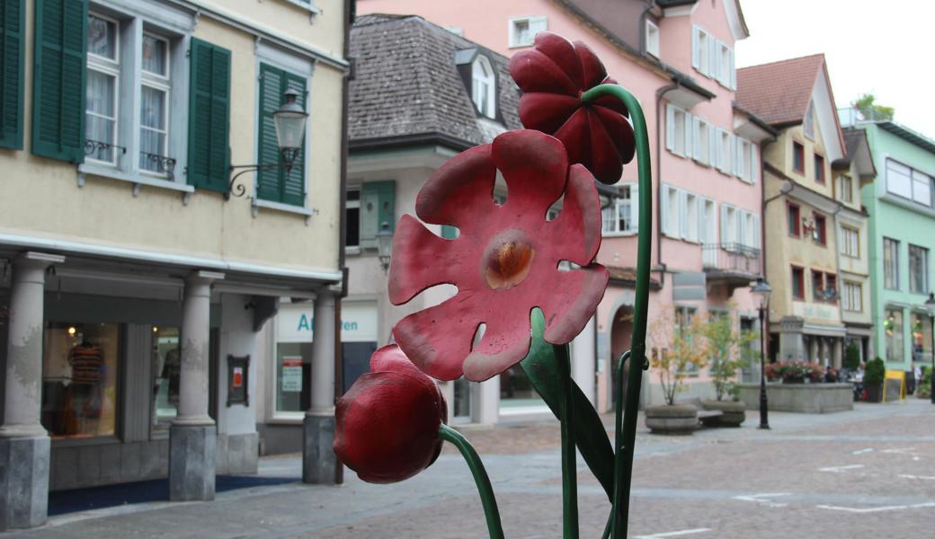 Die Staablueme-Skulptur, die seit der Anfangszeit der Kulturwoche in der Marktgasse steht, stammt von Gery Aigner.