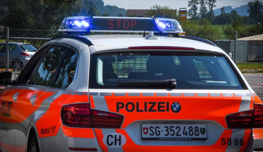 Trotz eindeutigen Signalen: der junge Rollerfahrer wollte zunächst nicht anhalten.