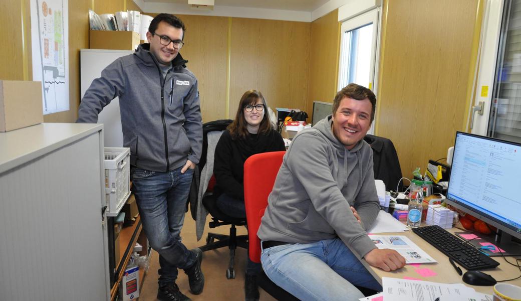 Messeleiter Simon Büchel (l.) mit Messeassistentin  Catrina Dierauer und Ivan Städler.