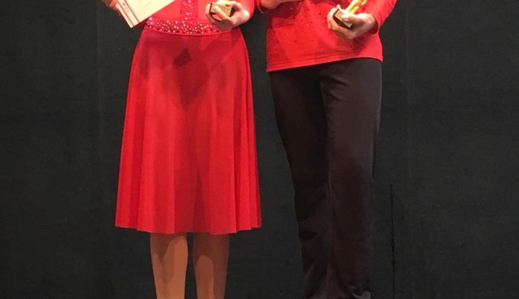 Alina Klein und Maxim Kobelt mit dem "Goldenen Bären".