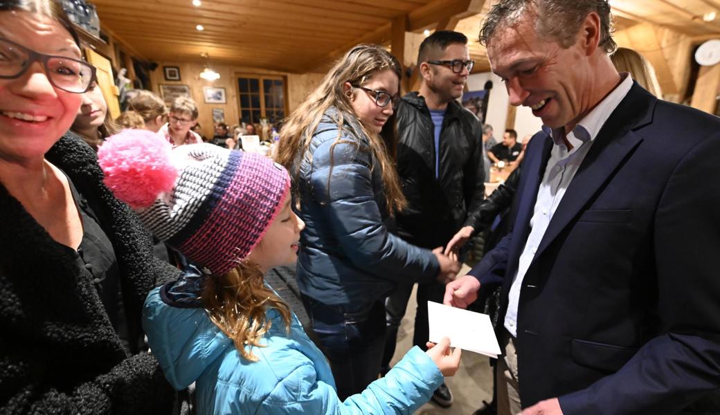 Auch die junge Generation gratuliert: Belinda Tscherne überreicht Felix Wüst an der Wahlfeier im «Rosentürmli» eine selbstgemachte Glückwunschkarte.