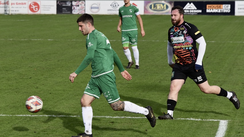 Der FC Rebstein (in Grün) schlug St. Margrethen im letzten Hinrundenspiel 4:0 und holte im elften Spiel den achten Sieg.