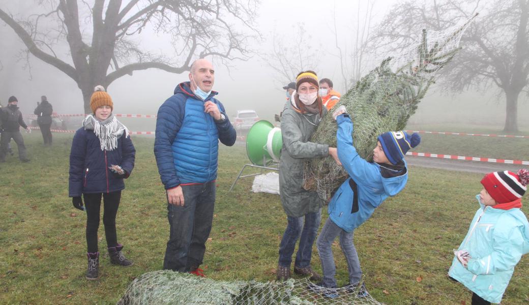 Auch ein Judoka muss zwischendurch Luft holen: Luzius Mettier mit Familie beim Christbaumtransport.