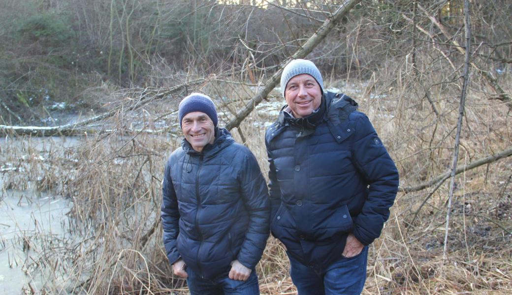 Jürg Sonderegger (links) und Udo Hutter, hier beim grösseren Weiher, hoffen, die Aufwertung des Amphibienlaichgebietes Fahrmad bis Ende Februar abschliessen zu können.
