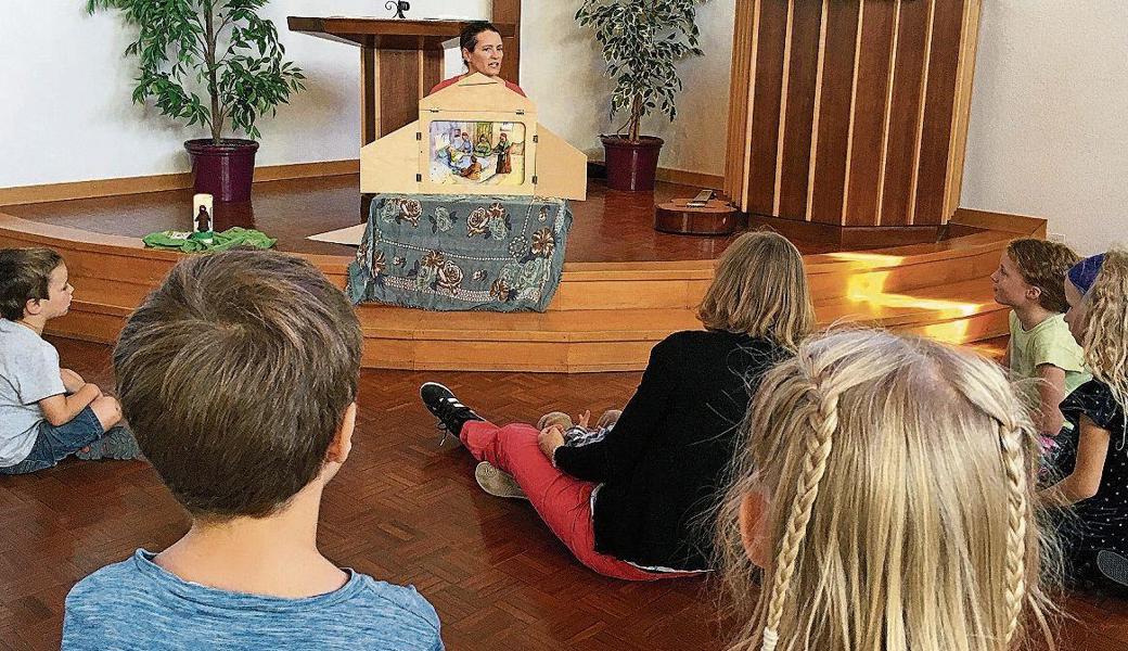 Die Kinder lauschten gespannt eine biblische Geschichte. 