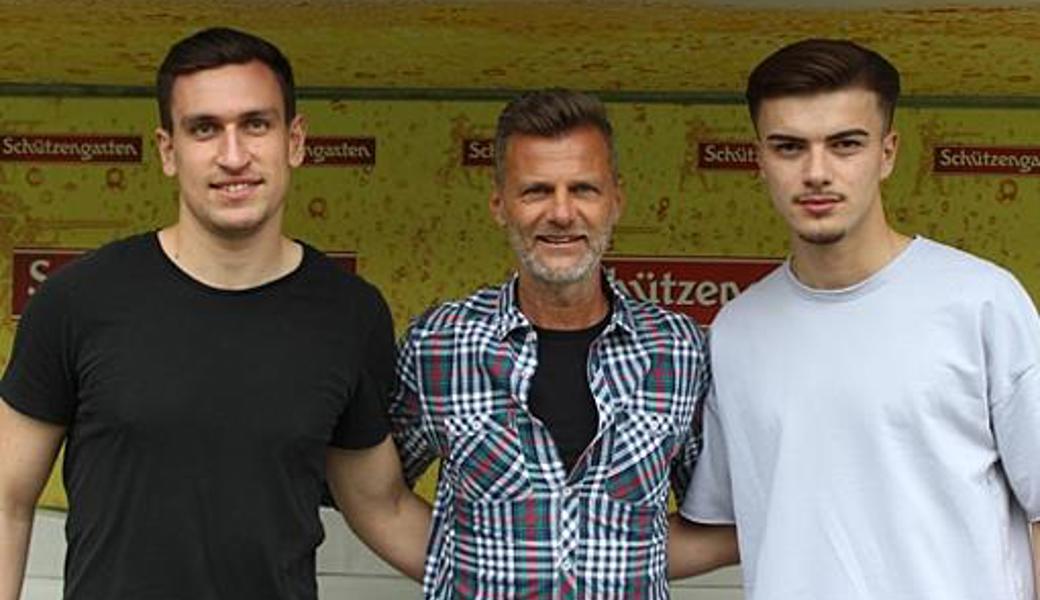 Sportchef Alain Sutter präsentiert die neuen Nachwuchsspieler Betim Fazliji (rechts) und Nico Strübi.