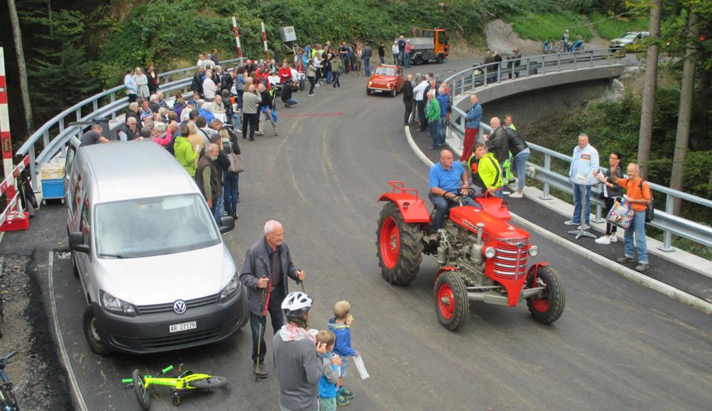 Als erstes Fahrzeug ratterte ein nostalgischer Traktor über die Eichenbachbrücke. 