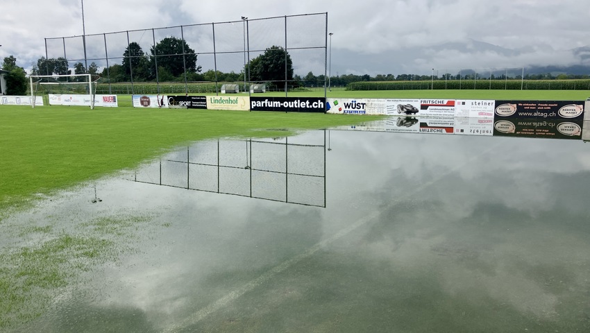 Der starke Regen setzt Felder unter Wasser und lässt Flüsse anschwellen