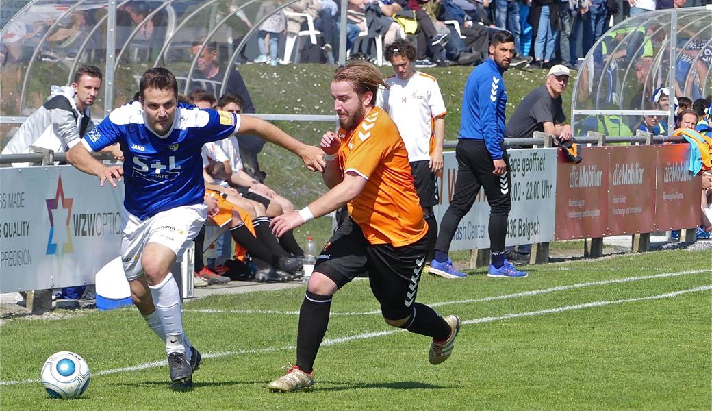 Daniel Lüchinger (links) wurde von Gegenspieler Kevin Hediger so richtig abgeklopft.