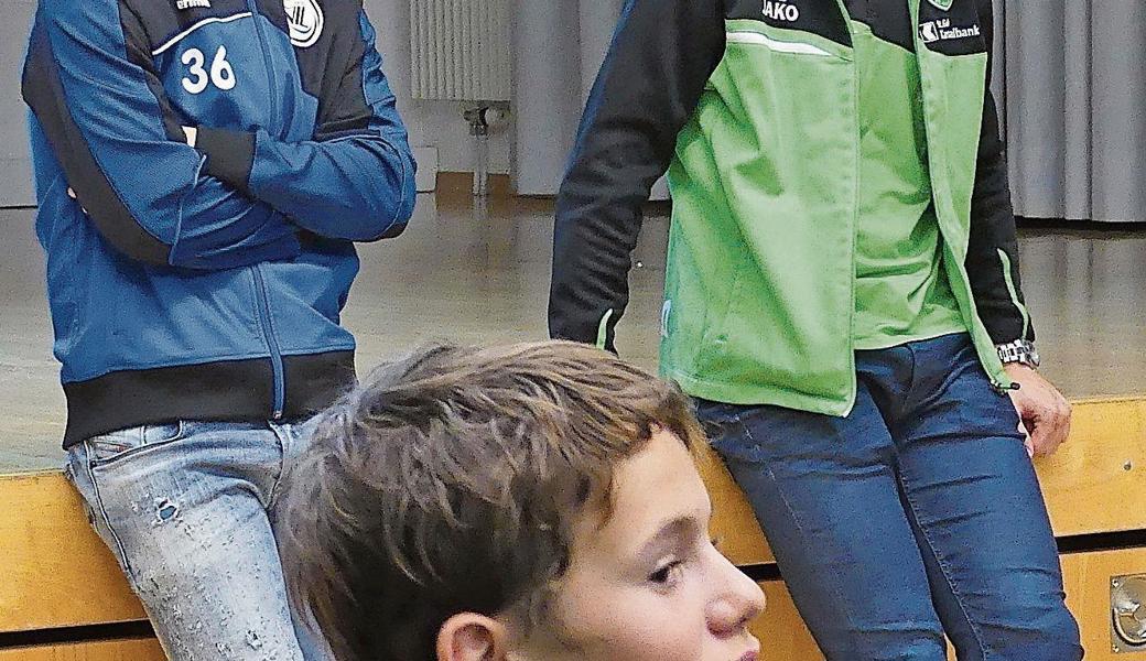 Nias und Silvan Hefti (von links) stiessen bei den Nachwuchskickern von Rheintal-Bodensee auf interessierte Zuhörer. 