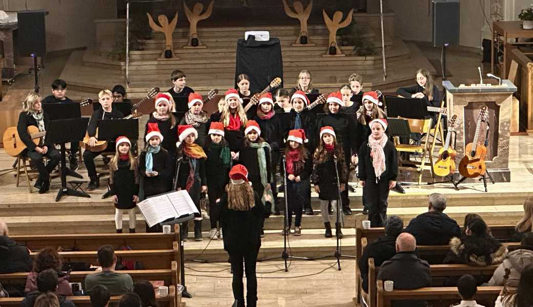 Sibylle Wiget mit dem Schülerchor Chorinis. 