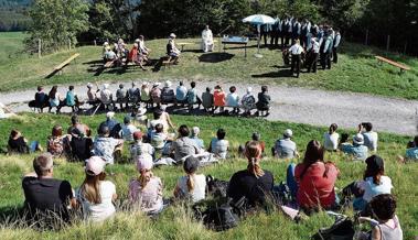 Zum Alpgottesdienst auf dem Schwamm zusammengekommen