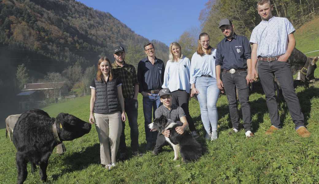 Familie Roth: v.l. Sara, Michael, Edi, Monika, Jasmin, Sämi, Patrick und Pascal auf ihrem Hof in Freienbach.                       Bild: Andrea Kobler