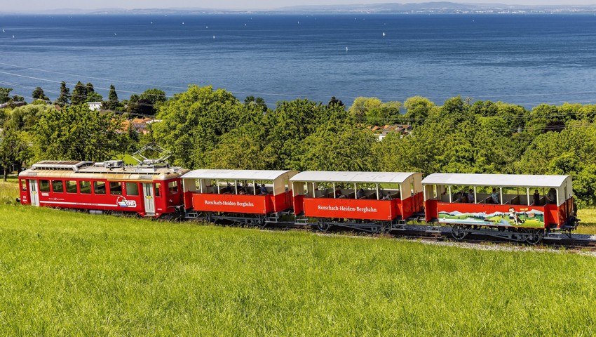 Die Rorschach-Heiden-Bergbahn mit den offenen Wagen ist im Sommer eine beliebte Ausflugsattraktion.