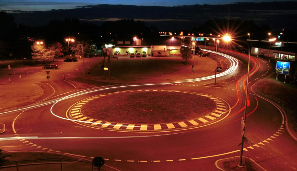 Der "Arena"-Kreisel im Buriet in einer schon etwas älteren Nachtaufnahme.