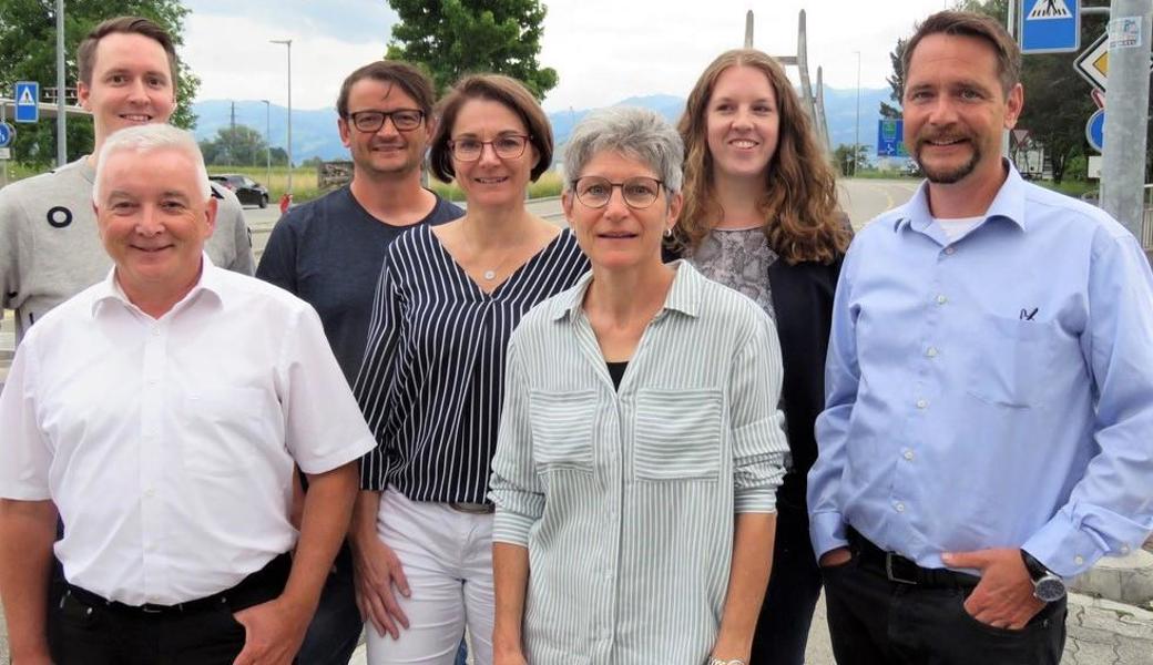 Die Kandidierenden (v. l.): Elias Kuster (GPK, neu), Roland Wälter (Gemeindepräsident, bisher), Martin Frei (Schulrat, neu), Dominique Baumgartner-Kuster (Schulrat, bisher), Karin Aerni-Stricker (Gemeinderat, bisher), Raphaela Lamprecht-Weder (Gemeinderat, bisher), Michael Jäger (GPK, bisher). Es fehlt Patrick Langenegger (GPK, bisher).