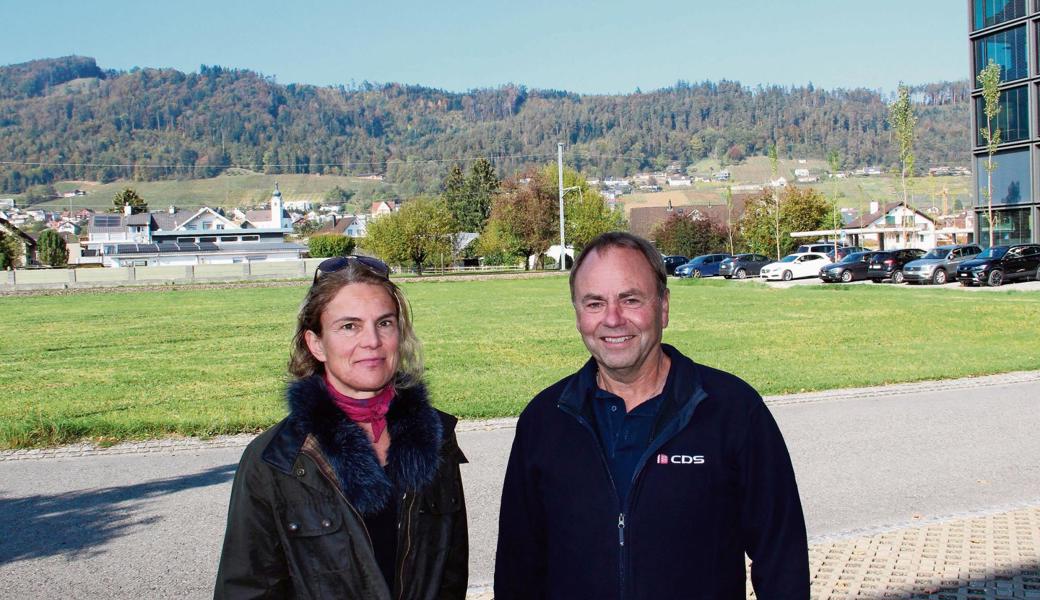 Barbara Hulsbergen und Ortsgemeindepräsident Bert Weder sind froh, dass Nüesch Weine neben der Firma Novaron bauen kann. 