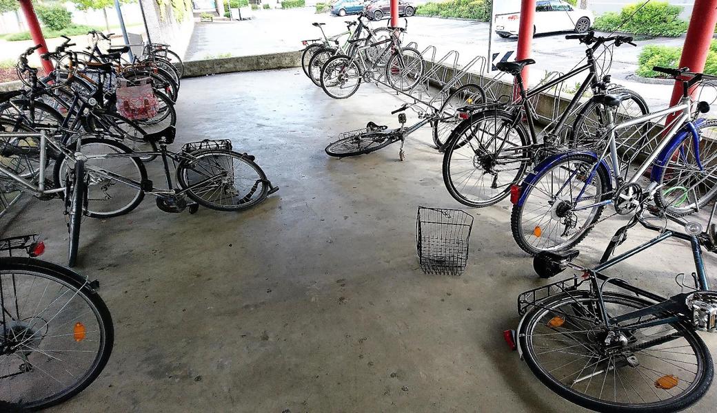 Mutwillige Zerstörung: So wie auf diesem Bild ergeht es vielen Bahnhof-Velos in Heerbrugg. Mutwillige Zerstörung: So wie auf diesem Bild ergeht es vielen Bahnhof-Velos in Heerbrugg.
