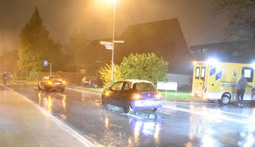 Die Lenkerin des hinteren Autos hat zu spät gemerkt, dass der vordere Wagen abbiegen wollte.