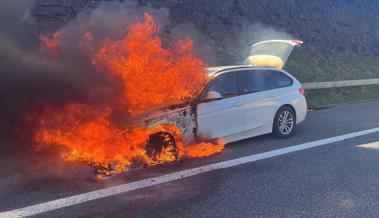 Weisser Kombi in Vollbrand auf der Autobahn A13 - Fahrer brachte sich in Sicherheit