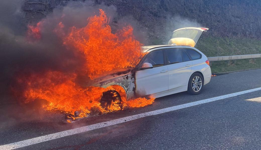 Weisser Kombi in Vollbrand auf der Autobahn A13 - Fahrer brachte sich in Sicherheit