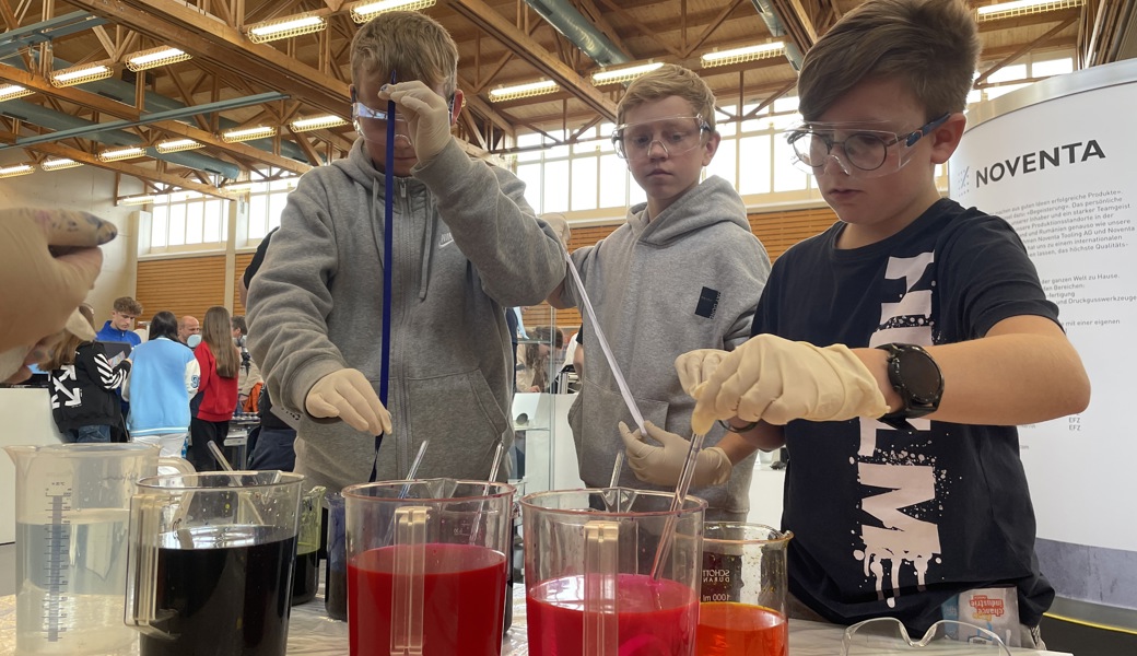 Konzentriert bei der Arbeit: Diese Jugendliche versuchen sich als Chemie- und Textillaboranten. Konzentriert bei der Arbeit: Diese Jugendliche versuchen sich als Chemie- und Textillaboranten.