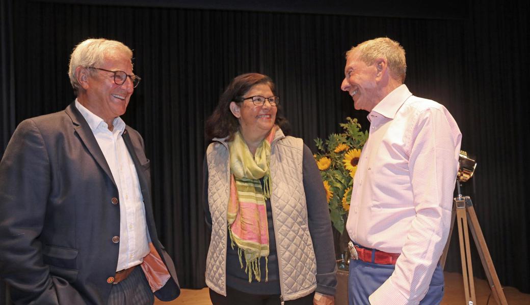 Kurt Aeschbacher (r.) im Gespräch mit Marianne Oehler und Victor Rohner.