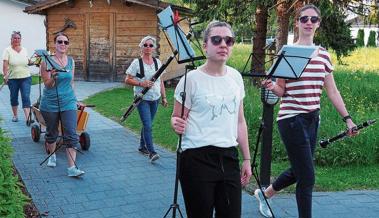 Musikanten tragen musikalischen Blumenstrauss durchs Dorf