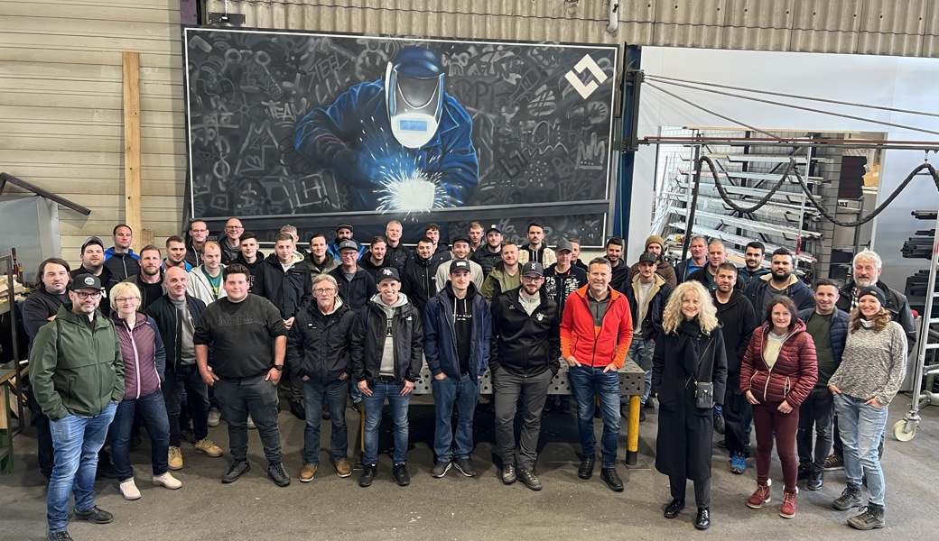 Lüchinger Mitarbeitende vor dem von ArtAlbert finalisierte Team-Bild