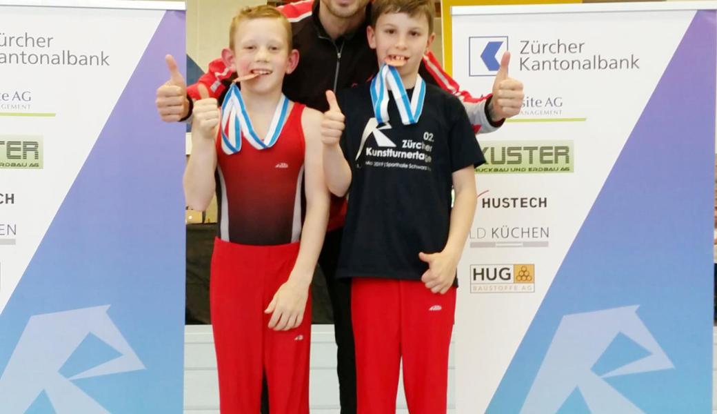 Flavio Hauser und Noah Bischof erturnten sich eine Auszeichnung, sehr zur Freude des Trainers.