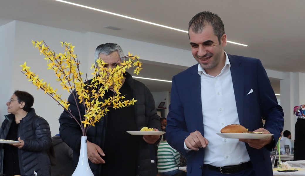 Ferhat Tokustepe, Vizepräsident des Türkischen Kulturvereins, bedient sich am Brunch-Buffet.