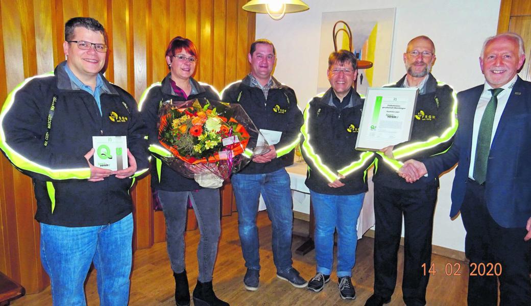 Freude herrscht im Vorstand der FSG Montlingen (von links):. Michael Baumgartner, Isa Dintheer, Daniel Baumgartner, André Breitenmoser und Werner Wittwer mit Bruno Schöb von der IG der St. Galler Sportverbände. 