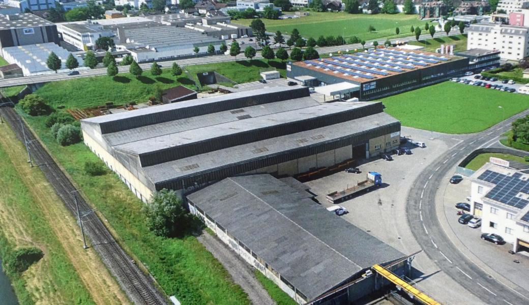 Vor der Umnutzung zu einem Gewerbepark muss die Firma Locher ihre heutige Liegenschaft an der Industriestrasse sanieren, in erster Linie die Eternit-Dächer.