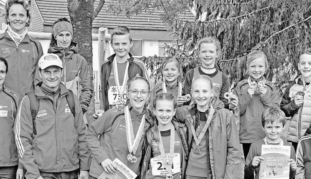Die Medaillengewinnerinnen und Medaillengewinner des STV Oberriet-Eichenwies zusammen mit ihren Trainerinnen und dem Trainer. Bild: stvoe