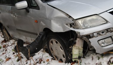 Autofahrer greift nach seinem Handy und verursacht Totalschaden