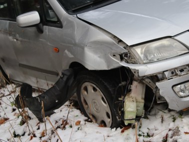 Autofahrer greift nach seinem Handy und verursacht Totalschaden