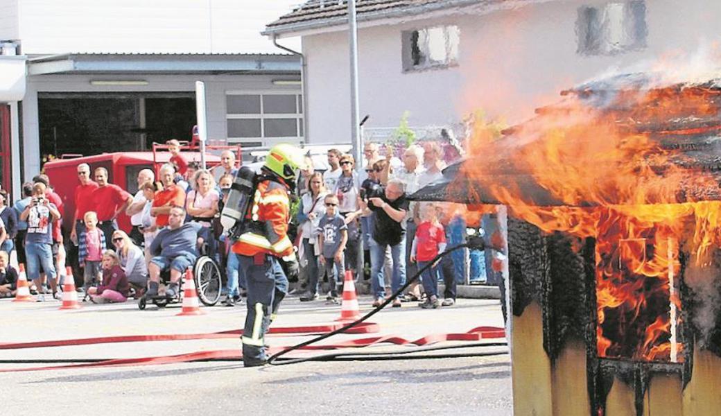 Für die Jugendfeuerwehr-Übung war extra eine schadstofffreie Hütte gebaut worden. 