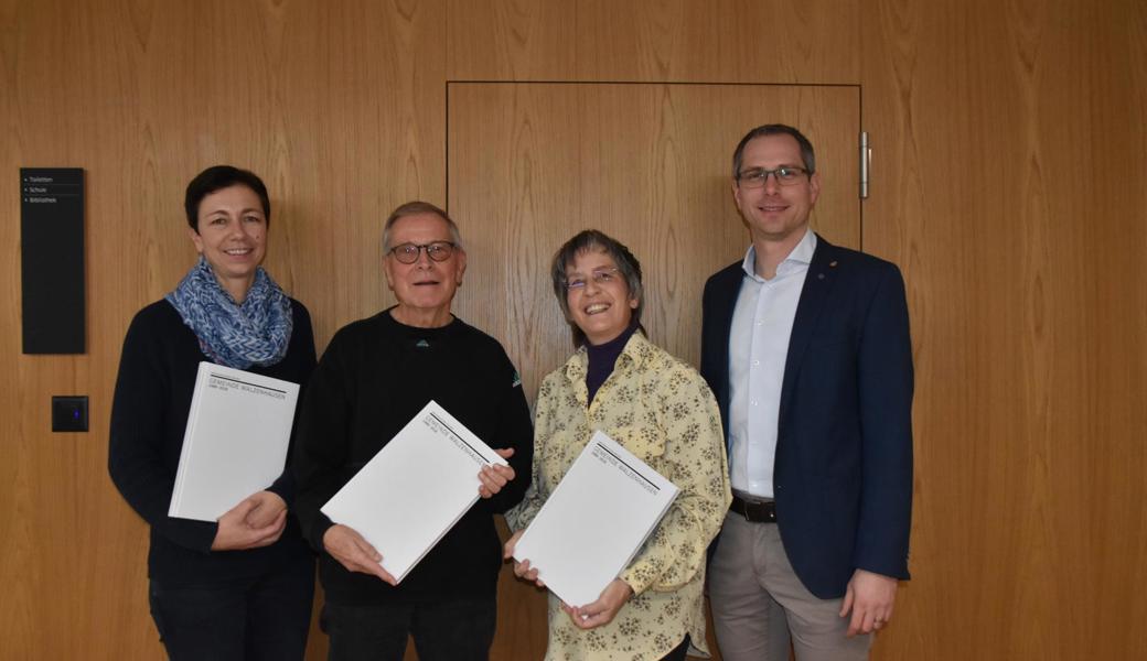 Das Autorenteam (Iris Oberle, Arthur Oehler, Isabelle Kürsteiner) mit dem Gemeindepräsidenten Michael Litscher.