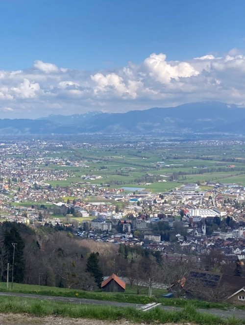 Marlis Tännler war am Ostersonntag zu Fuss nach Gais unterwegs. Hier war sie hoch über Altstätten-